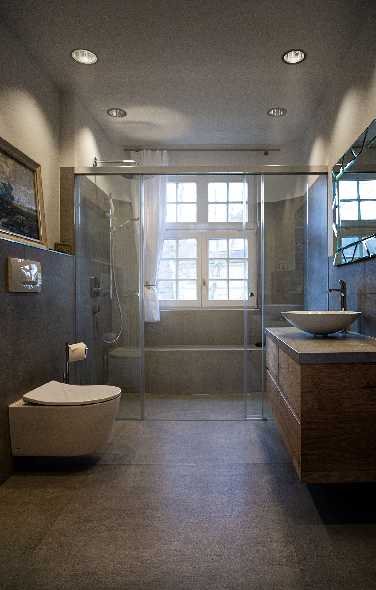 Badezimmer mit Jugendstil-Elementen, geprägt von einer warmen Kombination aus Holz und Stein.