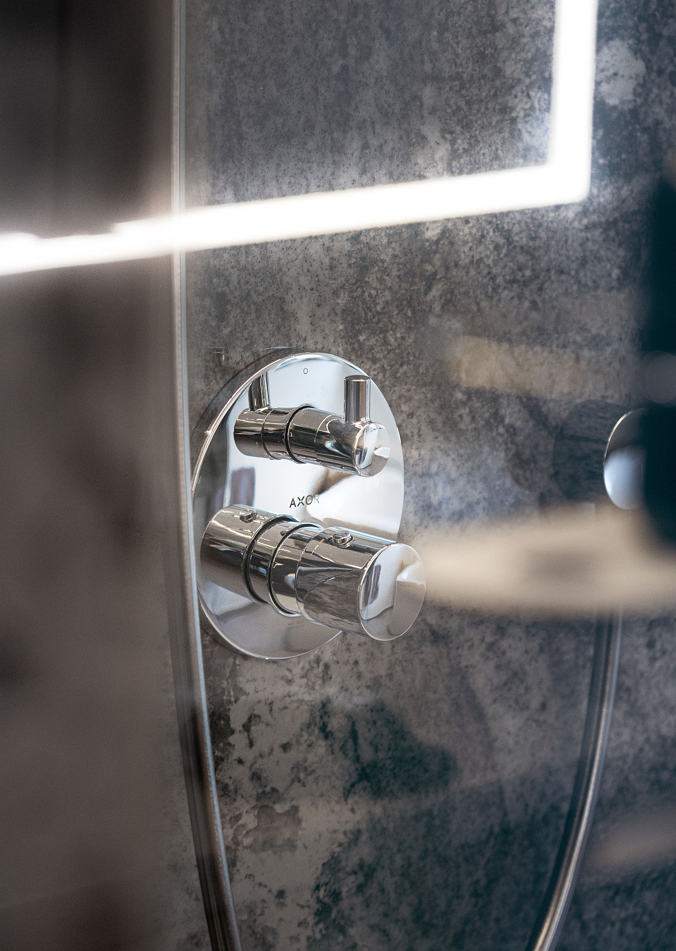 Detailaufnahme eines hochwertigen Duschthermostats in Chrom von AXOR.