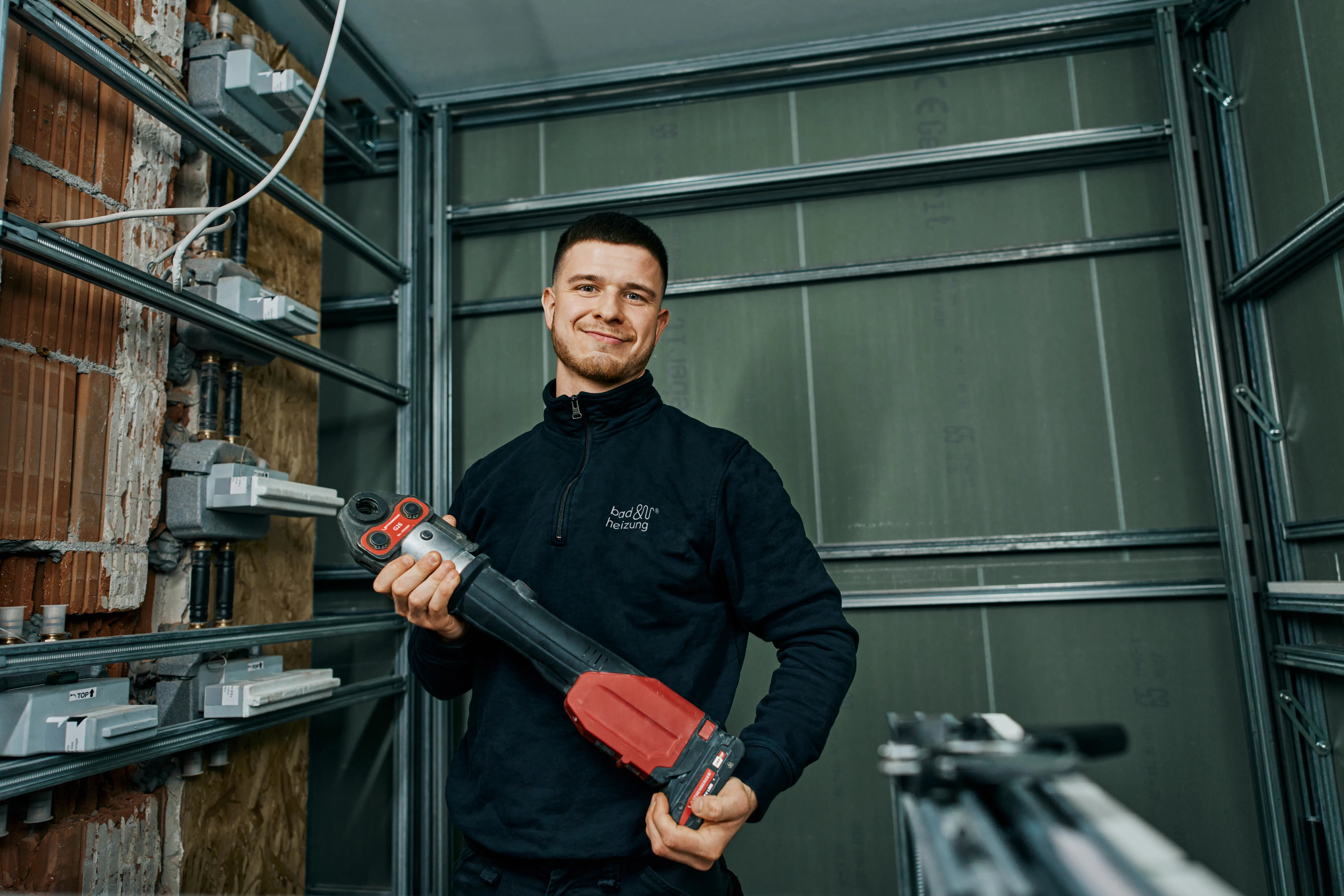 Anlagenmechaniker SHK mit schwerem Gerät