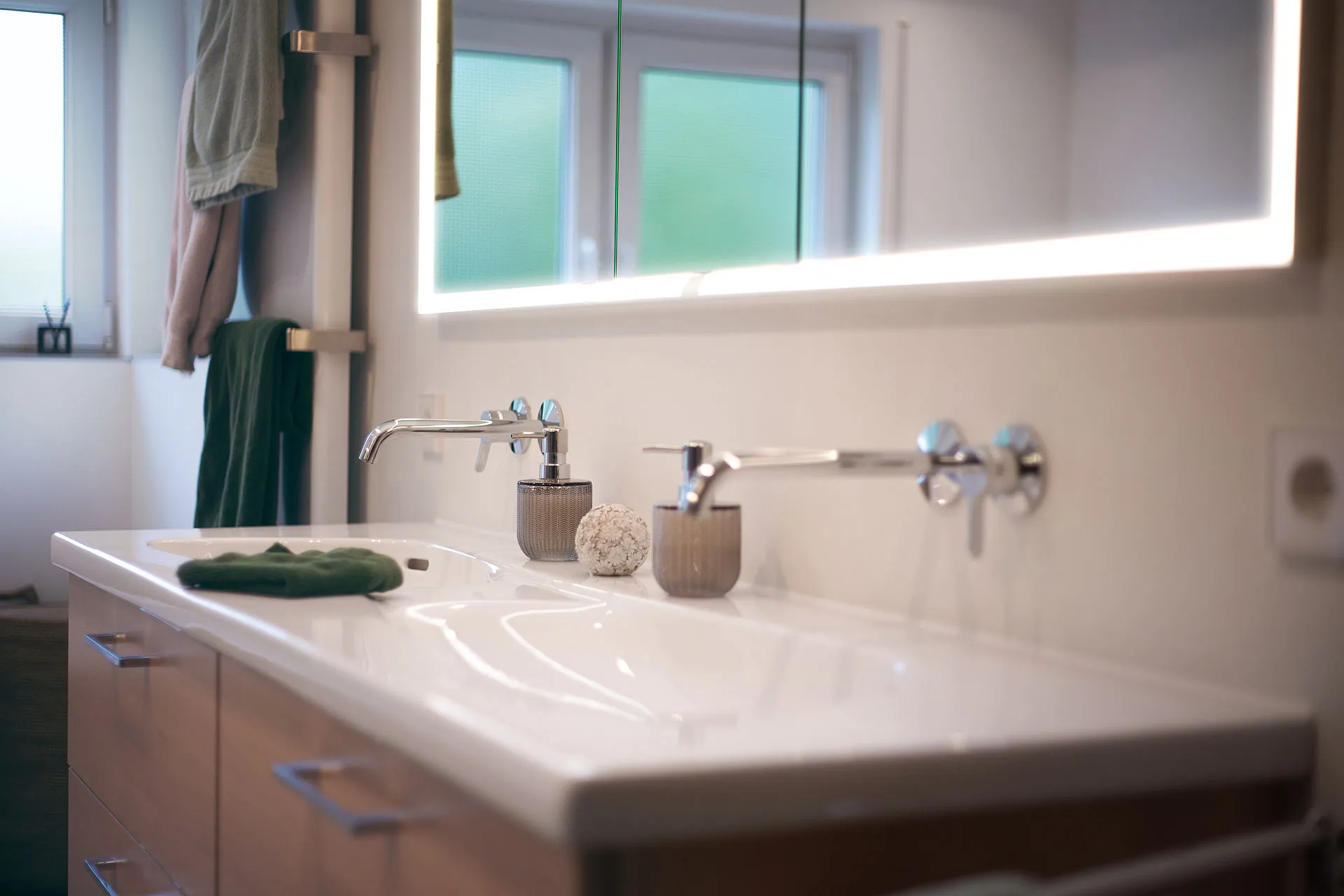Hochwertiger Badezimmer-Waschtisch mit zwei Waschbecken und minimalistischen Wandarmaturen.