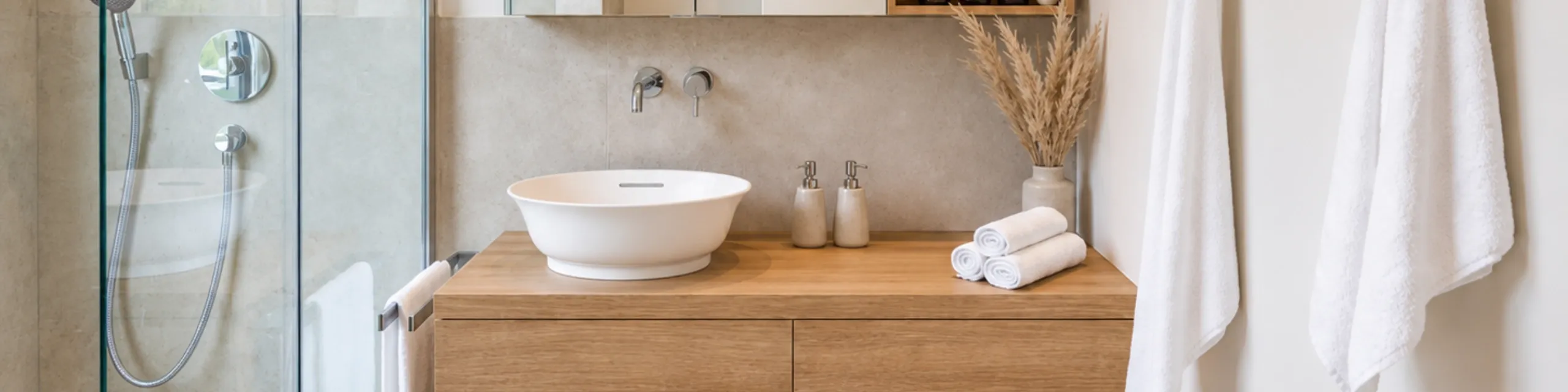 Beiges Designbad mit Holzwaschtisch und rundem Aufsatzwaschbecken