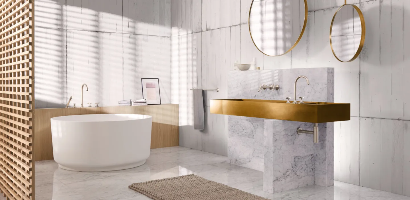 Badezimmer aus Sichtbeton und Marmor in Tageslicht und Designeinrichtung