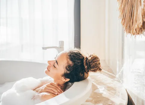 Hübsche Frau entspannt im privaten Whirlpool.