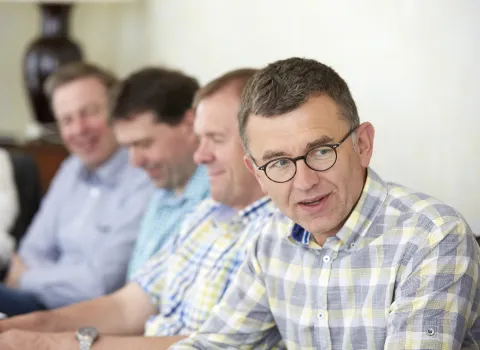 Männliche Teilnehmer eines Workshops von bad & heizung zum Thema Controlling.