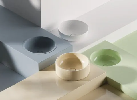 Vier Ein- bzw. Aufbauvarianten der Bette Balance Waschtische in je einer verschiedenen Farbe