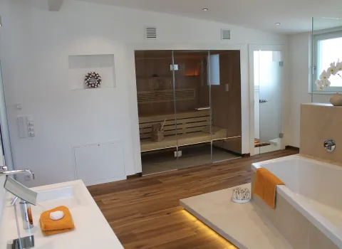 Hochwertiges Badezimmer mit privater Sauna, eleganter Badewanne und Doppelwaschbecken.