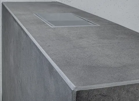  Detailaufnahme eines in eine Steinwand eingebauten Spülkastens mit flacher Betätigungsplatte.