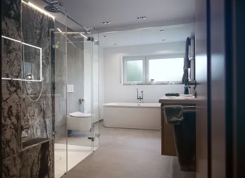 Großes Badezimmer mit Walk-In-Dusche, eleganter Badewanne und Doppelwaschtisch..
