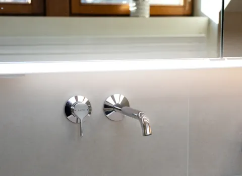 Wandarmatur in Chrom unter Spiegelschrank 