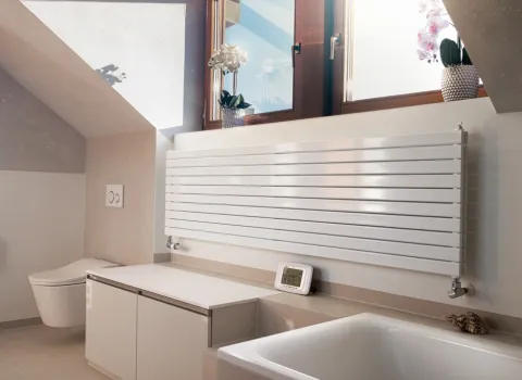 Badezimmer mit Dachschräge; Fenster in Gaube und Wandheizung unter dem Fenster