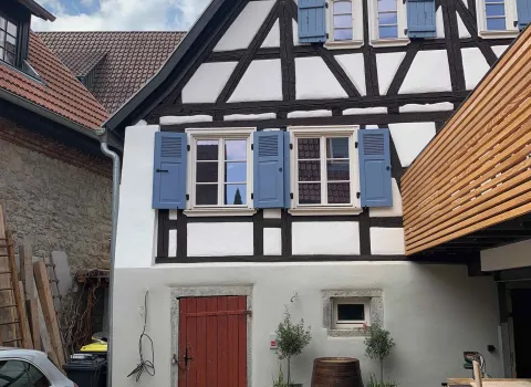 Innenhof mit altem Fachwerkhaus vor der Installation der Heizungsanlage.