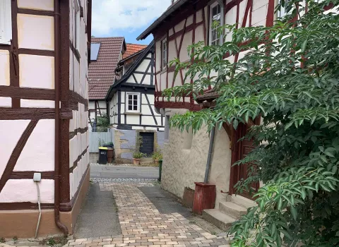 Innenhof eines alten Fachwerkhauses.