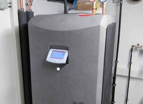 Speicher SolvisBen im Technikraum eines Fachwerkhauses.