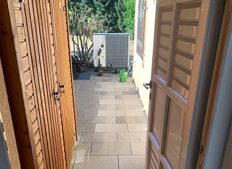Außenbereich eines Hauses mit SolvisMia im Garten.