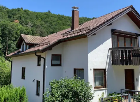 Mehrfamilienhaus am Hügel in Pforzheim.