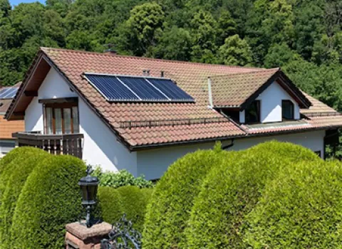 Dachansicht eines Mehrfamilienhauses in Pforzheim mit Solaranlage.