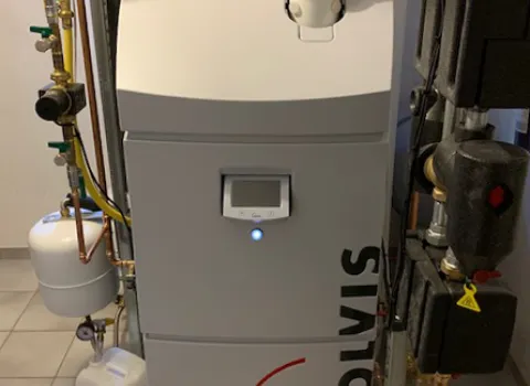 SolvisMax mit Pufferspeicher im Keller eines Mehrfamilienhauses in Pforzheim.