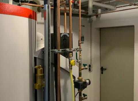 Heizkessel SolvisMax im Keller eines Mehrfamilienhauses.