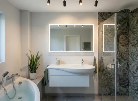 Komfortables Vollbad mit moderner Wanne, LED-Spiegel und funktionaler Raumgestaltung.