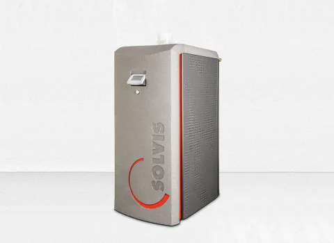 Gas-/Öl-Heizkessel SolvisBen von Solvis vor grau-weißem Hintergrund.