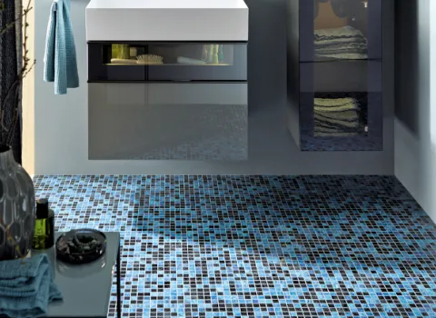 Der Waschtisch Yumo Mileu von Burgbad in einem Badezimmer mit Mosaik-Fliesen.