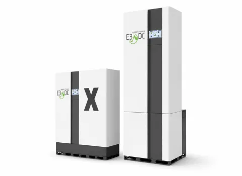 Die beiden Hauskraftwerke e3dc S10 Xplus und S10 Xplus Compact vor weißen Hintergrund.