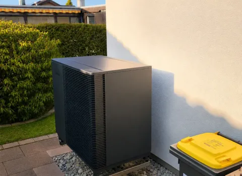 Energieeffiziente Luft-Wasser-Wärmepumpe im Außenbereich eines Wohnhauses mit schalloptimierter Bauweise und professioneller Installation. Die Anlage bietet eine klimafreundliche Alternative zu fossilen Heizsystemen und reduziert langfristig die Energiekosten.