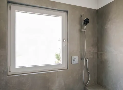 Bodengleiche Dusche mit Glasabtrennung und Tageslicht