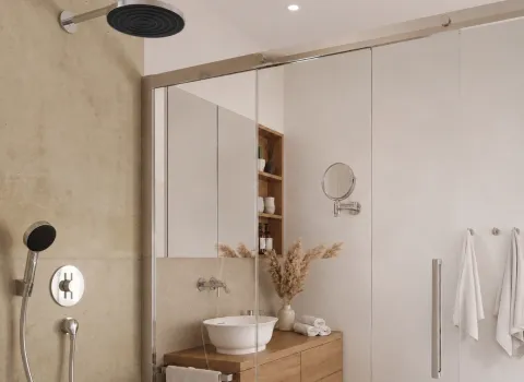 Dusche mit Kopfbrause und Glasabtrennung