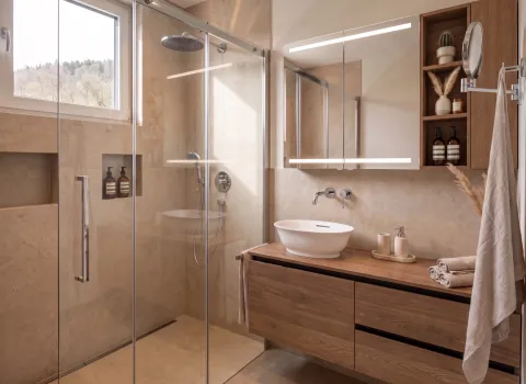Holzwaschtisch mit Aufsatzwaschbecken und Spiegelschrank