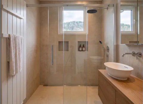 Walk‑in‑Dusche mit Kopfbrause und Tageslichtfenstern