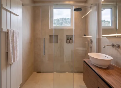 Walk‑in‑Dusche mit Kopfbrause und Tageslichtfenstern