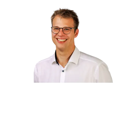 Sebastian Kühn vor neutralem Hintergrund.