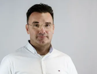 Kundendienstleiter José Fernandes vor grauem Hintergrund.