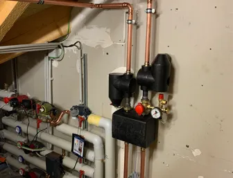 Abgasführung einer Hybridheizung aus SolvisBen und SolvisMia.