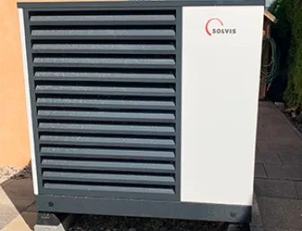 Wärmepumpe SolvisMia im Garten eines mediterranen Hauses.