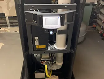 Hybridgerät SolvisBen im Dachgeschoss mit Display.