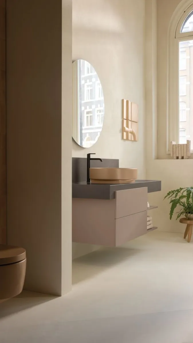 Seitliche Aufnahme eines Aufsatzwaschtischs der Serie Balcoon von Duravit. Am rechten Seitenrand befindet sich ein WC in einer Nische.