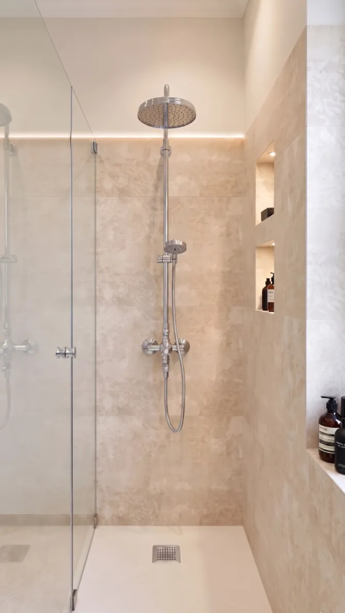 Exklusives Premium‑Duschbad mit rahmenloser Dusche, Marmoroptik und integrierten Ablagen