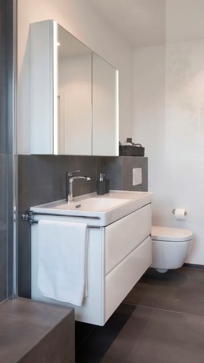 Designbad mit schwebendem Waschtisch und Spiegelschrank