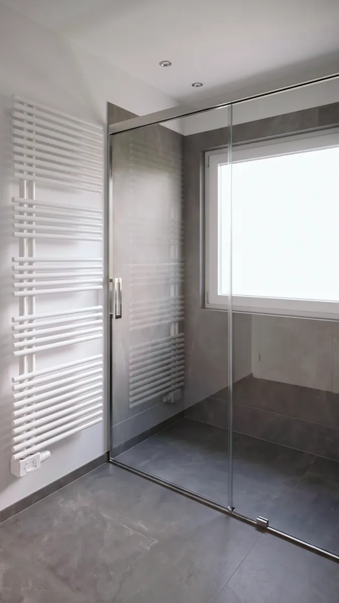 Weißer Handtuchheizkörper und Fensterlicht im Designbad