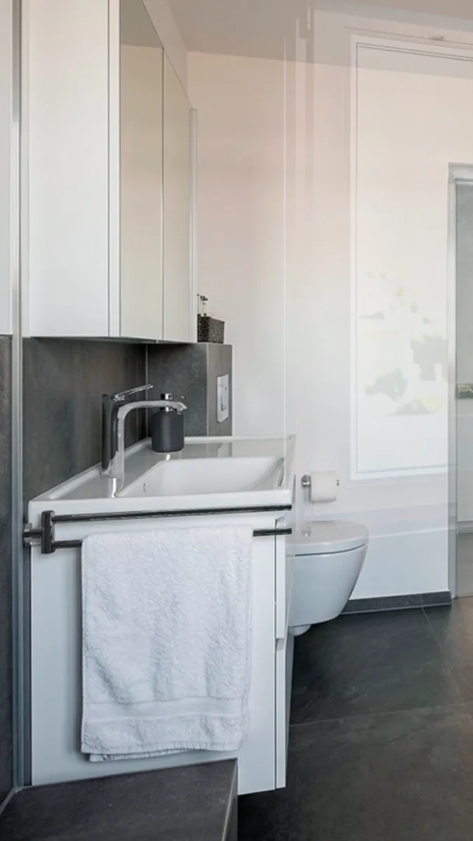 Weißer Waschtisch mit Chromarmatur und Spiegelschrank