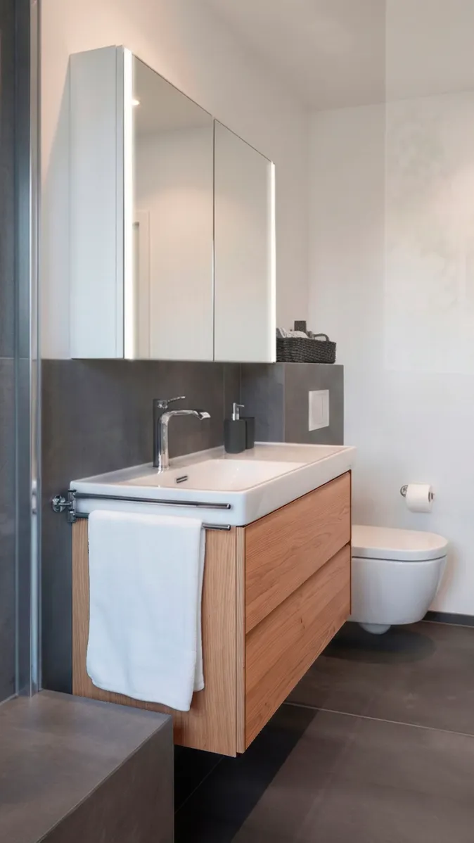 Designbad mit schwebendem Waschtisch und Spiegelschrank
