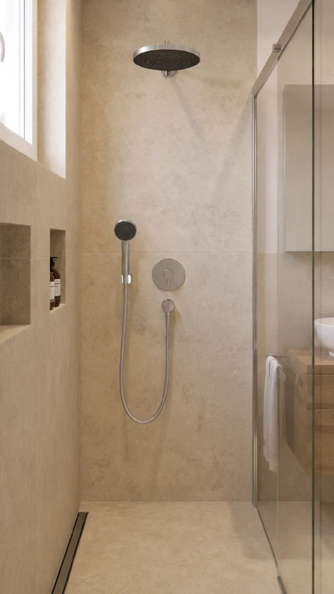 Dusche mit Kopfbrause und Nischen in beige Fliesen
