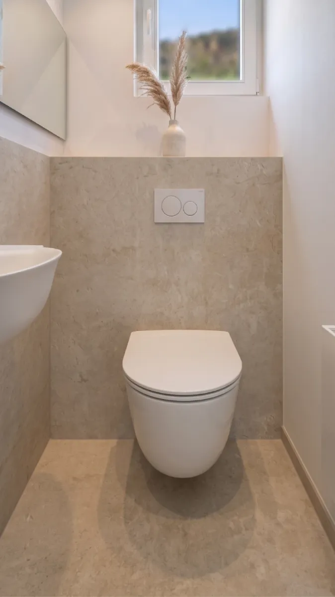 Wandhängendes WC mit weißem Spülpanel