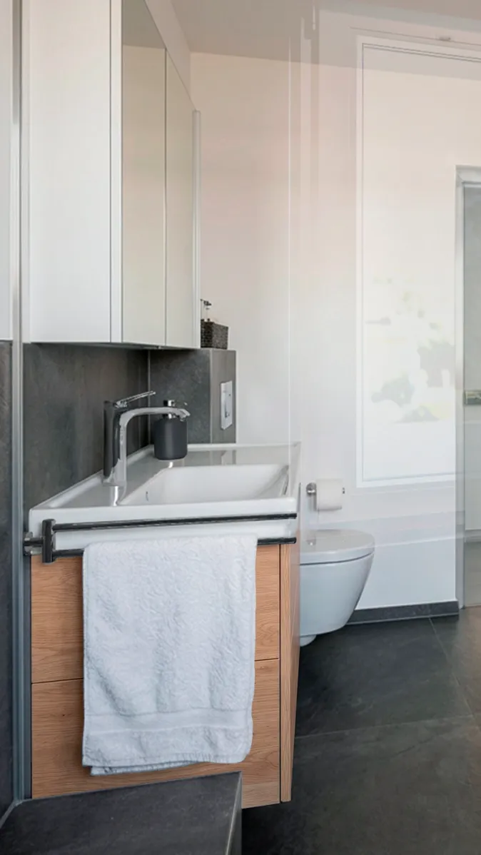 Weißer Waschtisch mit Chromarmatur und Spiegelschrank
