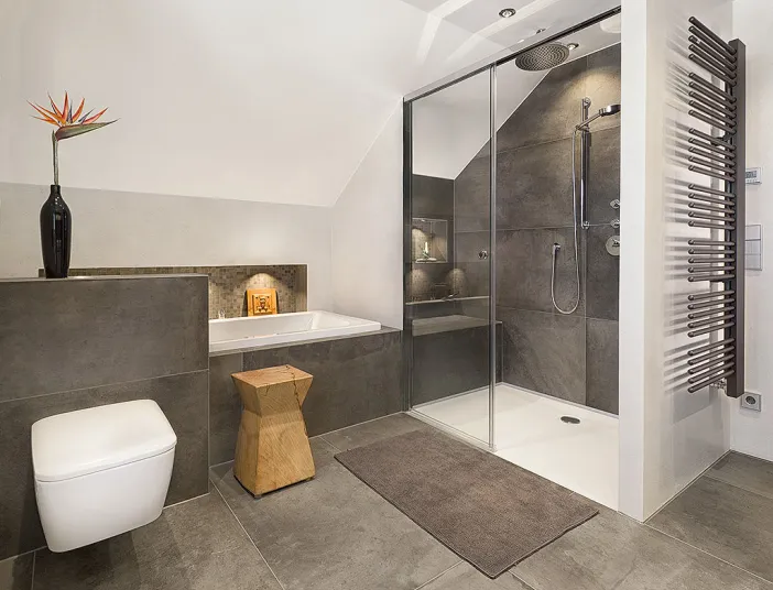 Luuxus-Badezimmer mit ebenerdiger Dusche, Naturfliesen, Holzelementen und einer in die Wand eingelassenen Badewanne.