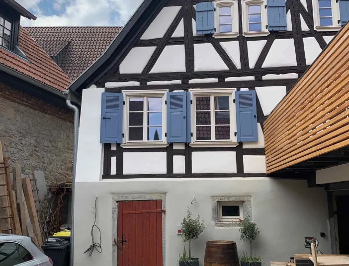 Innenhof mit altem Fachwerkhaus vor der Installation der Heizungsanlage.