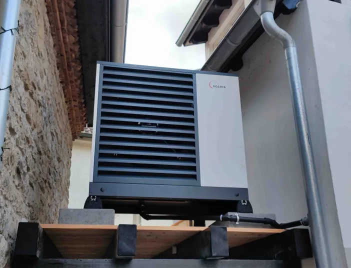 Nahaufnahme der Heizungsanlage SolvisMia auf einem dafür gebauten Podest.