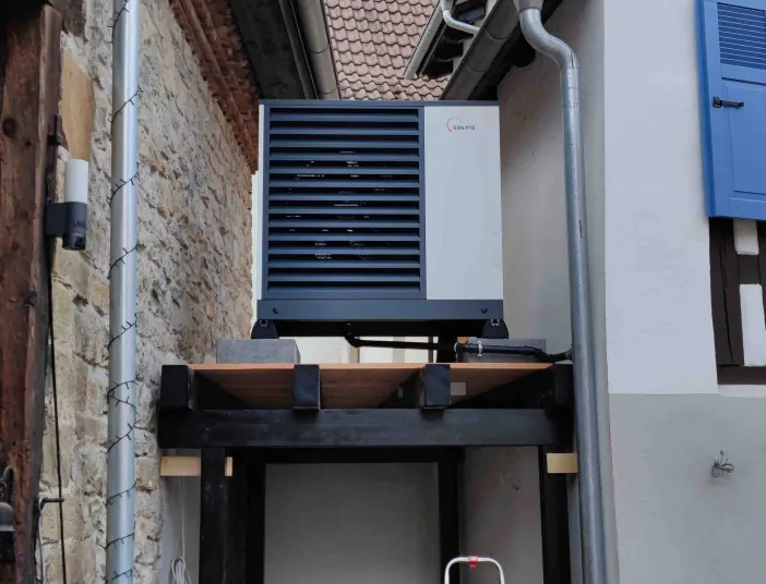 Innenhof eines Fachwerkhauses mit Wärmepumpen-Podest für die Heizungsanlage Solvis Mia.